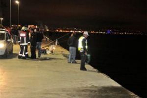 &Ccedil;amurdan kurtardığı otomobiliyle denize u&ccedil;tu