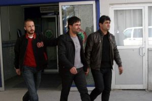 Ka&ccedil;ak sigara ve sahte paraya 15 g&ouml;zaltı
