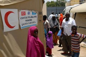 T&uuml;rk doktorlar Somali'de şifa dağıtıyor