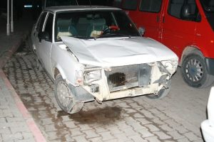 Otomobil &uuml;niversite &ouml;ğrencilerine &ccedil;arptı: 6 yaralı