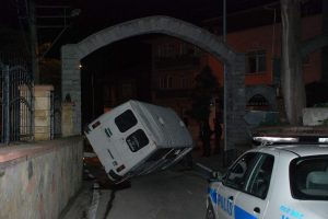 Freni patlayan minib&uuml;s takla attı