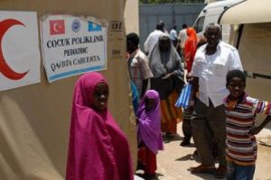 T&uuml;rk doktorlar Somali'de 600 hastaya bakıyor