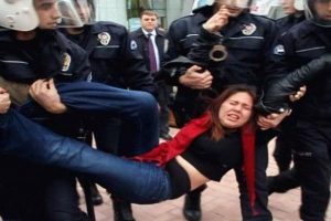 U&Uuml;'de Bakan G&uuml;nay'a yumurtalı saldırı