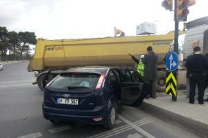 Kırmızı ışıkta ge&ccedil;en kamyon otomobille &ccedil;arpıştı
