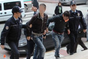 Ara&ccedil;lara zarar veren gen&ccedil;ler adliyede