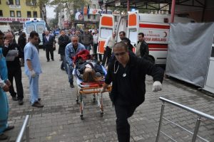 Ambulans şarampole yuvarlandı