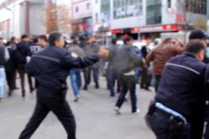Polis kendi g&ouml;z&uuml;ne de gaz sıktı