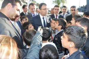 Diyarbakır Valisi'nden &ccedil;ocuklara uyarı