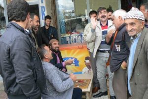 İş yapamayan esnaf dama ile stres atıyor