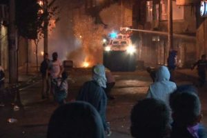 Polise ses bombaları ile saldırdılar