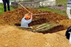 &Uuml;cretsiz mezar yeri isteyen var mı?