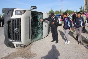 &Ouml;ğrenci servisleri &ccedil;arpıştı: 20 yaralı