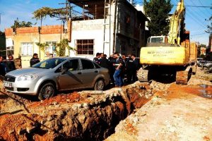 Uyuşturucu taciri ka&ccedil;arken iş&ccedil;ilere &ccedil;arptı