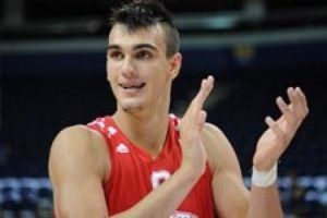 Anadolu Efes istedi Fenerbah&ccedil;e kapıyor