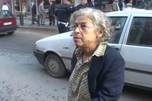 Kadın s&uuml;r&uuml;c&uuml; taksi şof&ouml;r&uuml;ne b&ouml;yle tepki g&ouml;sterdi