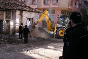Metruk eve polis nezaretinde yıkım