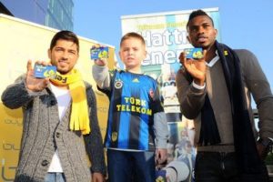 Fenercell'in reklam yıldızı, Yobo ve Sezer'le yemekte buluştu!