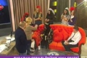 Esra El&ouml;n&uuml;'ye canlı yayında kına gecesi