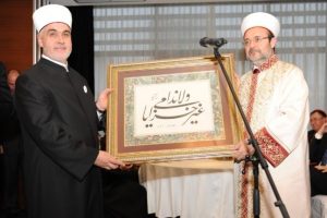 Bosna m&uuml;ft&uuml;s&uuml;n&uuml;n c&uuml;bbesini giydirdi