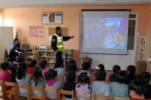 Polisi minik &ouml;ğrencilere trafik kurallarını &ouml;ğretti