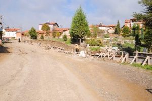 Yol ortasında kalan mezarlar taşınıyor