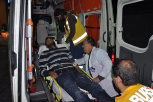 Otomobil sinyalizasyon direğine &ccedil;arptı: 2 yaralı