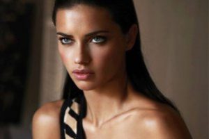 Adriana hayran olduğu futbolcuyu a&ccedil;ıkladı