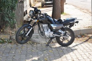 Motosiklet &ouml;n&uuml;ne &ccedil;ıkan araca &ccedil;arptı