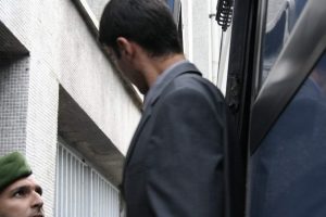 Adliye &ouml;n&uuml;nde eski sevgilisini &ouml;ld&uuml;ren sanığa 21 yıl hapis