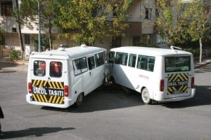 Okul servisleri &ccedil;arpıştı: 4 yaralı