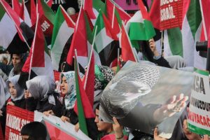 Cuma namazı &ccedil;ıkışında İsrail'i protesto ettiler