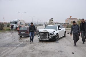 Otomobil ile TIR &ccedil;arpıştı: 2 yaralı