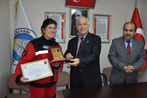 MAK'a apolet ve teşekk&uuml;r belgesi