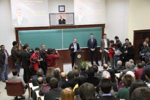 Bakan Din&ccedil;er &ouml;ğrencilere ders verdi