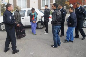 Yaşlı kadının boğazını sıkarak parasını &ccedil;aldılar
