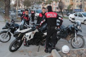 Hırsızları kovalayan polisler kaza yaptı