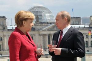 Putin ve Merkel bir araya geldi