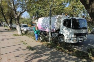 Belediyeye vakumlu yaprak toplama aracı