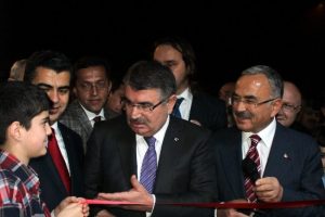 Bakan Şahin'den &ouml;ğrenciye 'biber gazı' &ouml;devi