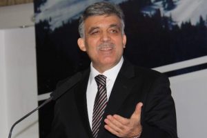 G&uuml;l onuruna verilen yemeğe katıldı