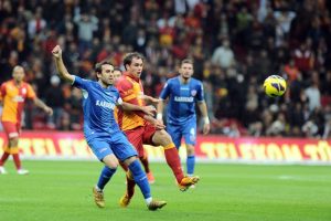 Galatasaray ge&ccedil;en sezonu mumla arıyor