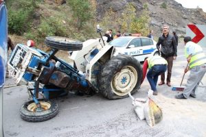 Yolcu otob&uuml;s&uuml; trakt&ouml;rle &ccedil;arpıştı: 2 yaralı