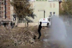 &ouml;nce taşladılar, sonra yardım ettiler