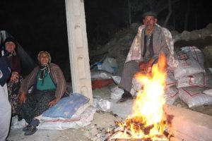 Evleri yıkılan yaşlı &ccedil;ift, sokakta yaşıyor