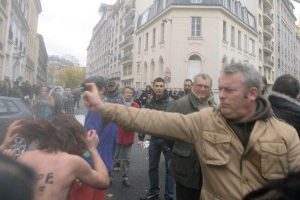 Femen kızlarına dayak