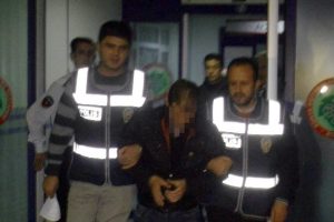 Fuhuş i&ccedil;in kartvizit atarken yakalandı