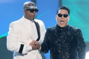 PSY ve MC Hammer'ın muhteşem rap performansı