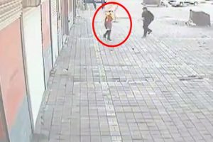 Ruh hastası &Ccedil;inli karısını yaktı