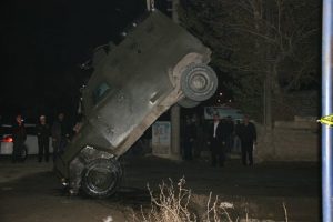 Polis aracı kanala uctu: 1 yaralı