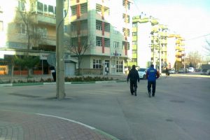 Yol ortasındaki direk tehlike sa&ccedil;ıyor